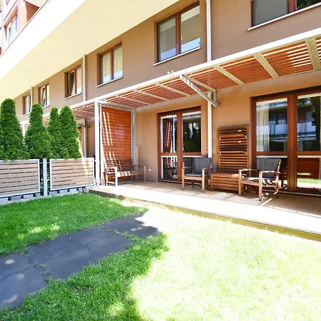 Bocianie Gniazdo Z Ogrodkiem I Garazem