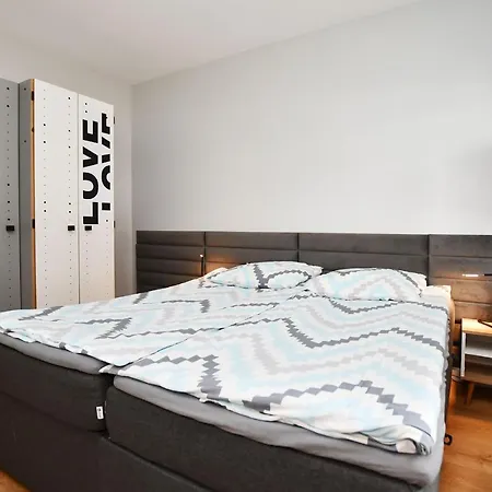 Bocianie Gniazdo Z Ogrodkiem I Garazem *