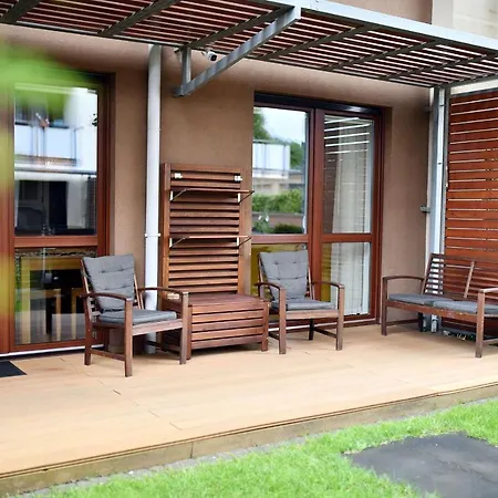 Bocianie Gniazdo Z Ogrodkiem I Garazem