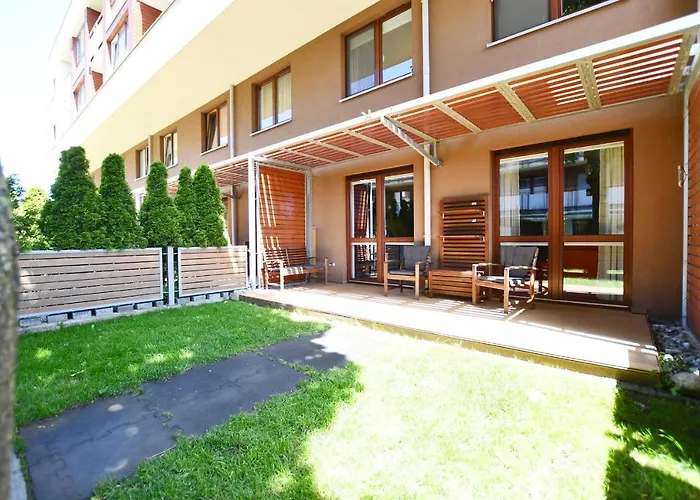 Bocianie Gniazdo Z Ogrodkiem I Garazem