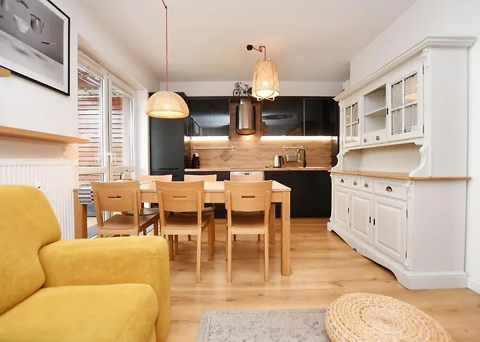 Bocianie Gniazdo Z Ogrodkiem I Garazem 코워브제크