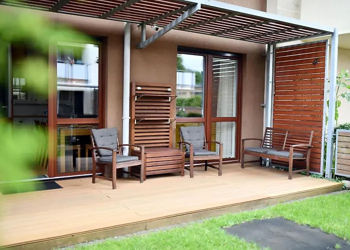 Bocianie Gniazdo Z Ogrodkiem I Garazem