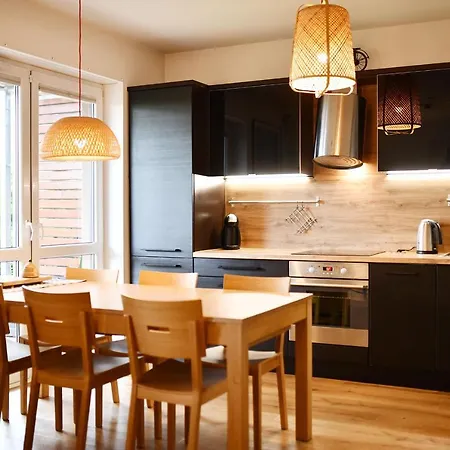 Bocianie Gniazdo Z Ogrodkiem I Garazem