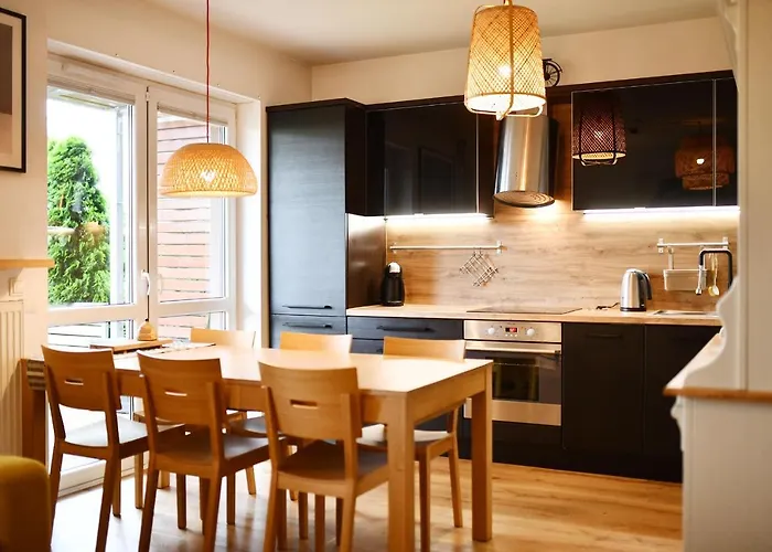 Bocianie Gniazdo Z Ogródkiem I Garażem